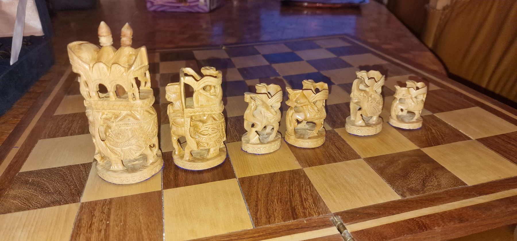 Giochi: Handgeschnitztes indisches Schachset aus Holz – Usato da Dübendorf venduto da Conma