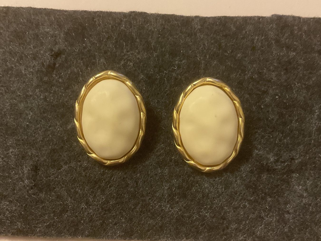 Orecchini pendenti & Orecchini a lobo: vintage Ohrclips, Creme goldfarben – Usato da Uznach venduto da Ya_x7x6 1