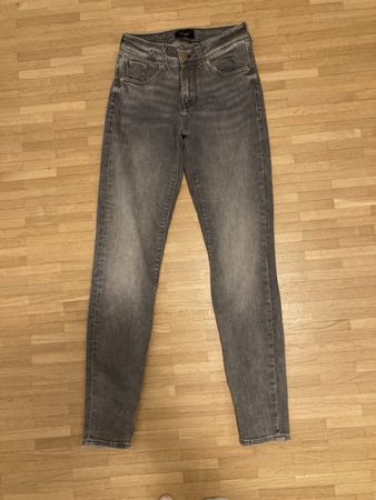 Graue Jeans