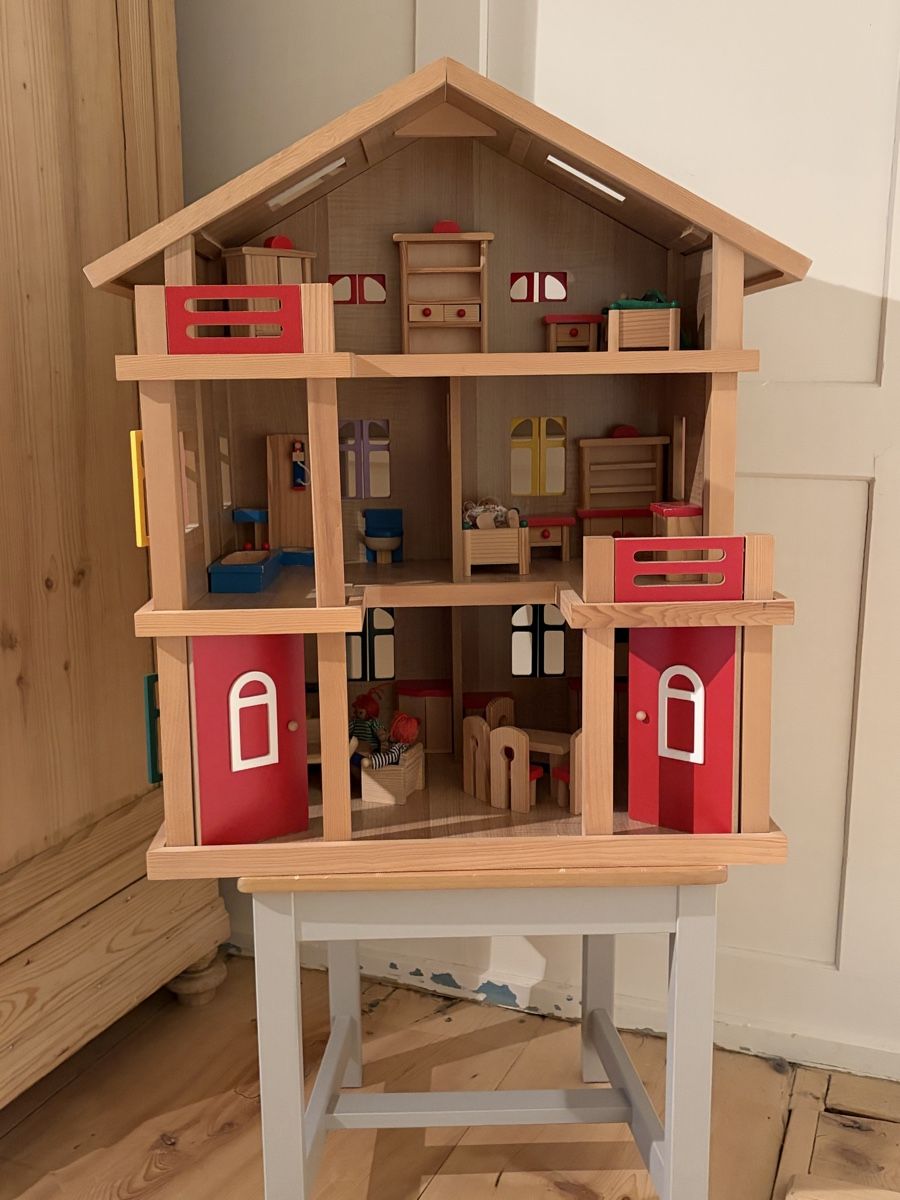 Puppenhäuser & -möbel: Puppenhaus – Gebraucht aus Birrhard von CarolineCC
