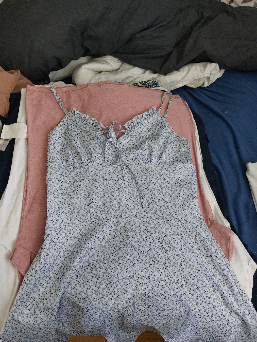 Kleider: Kleid Blumenmuster blau weiss Grösse S/M – Gebraucht aus Gwatt (Thun) von B.D.999