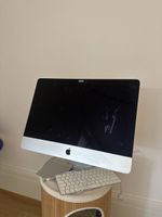 iMac (21,5 Zoll, Ende 2012) mit Tastatur und Magic Mousepad