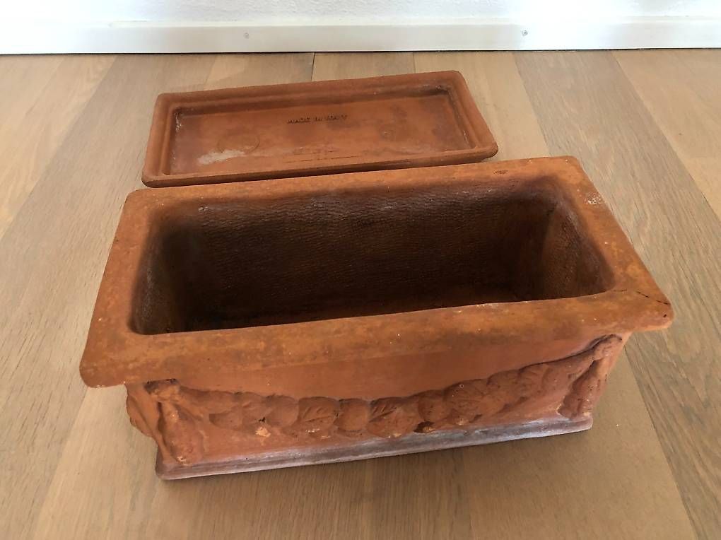 Pots de fleurs: Blumenkasten mit Untersetzer -Terrakotta – D'occasion à Samstagern par TAAF 2