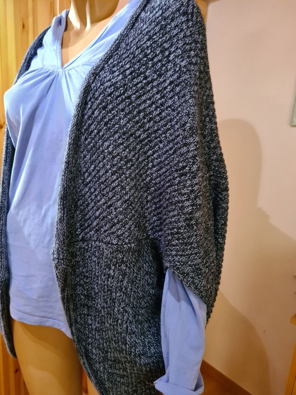 Maglioni & Felpe: Kapuzenpulli und weites Jäckli im coolen style – Usato da Ferden venduto da jemyce 2