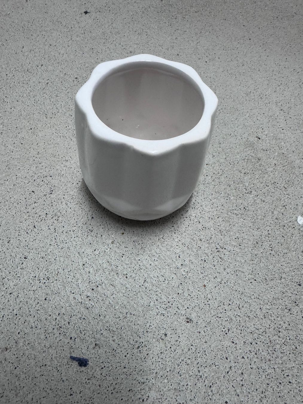 Pots de fleurs: Weisser Übertopf, Dekoration, neuwertig – D'occasion à Winterthur par tam_6m5k