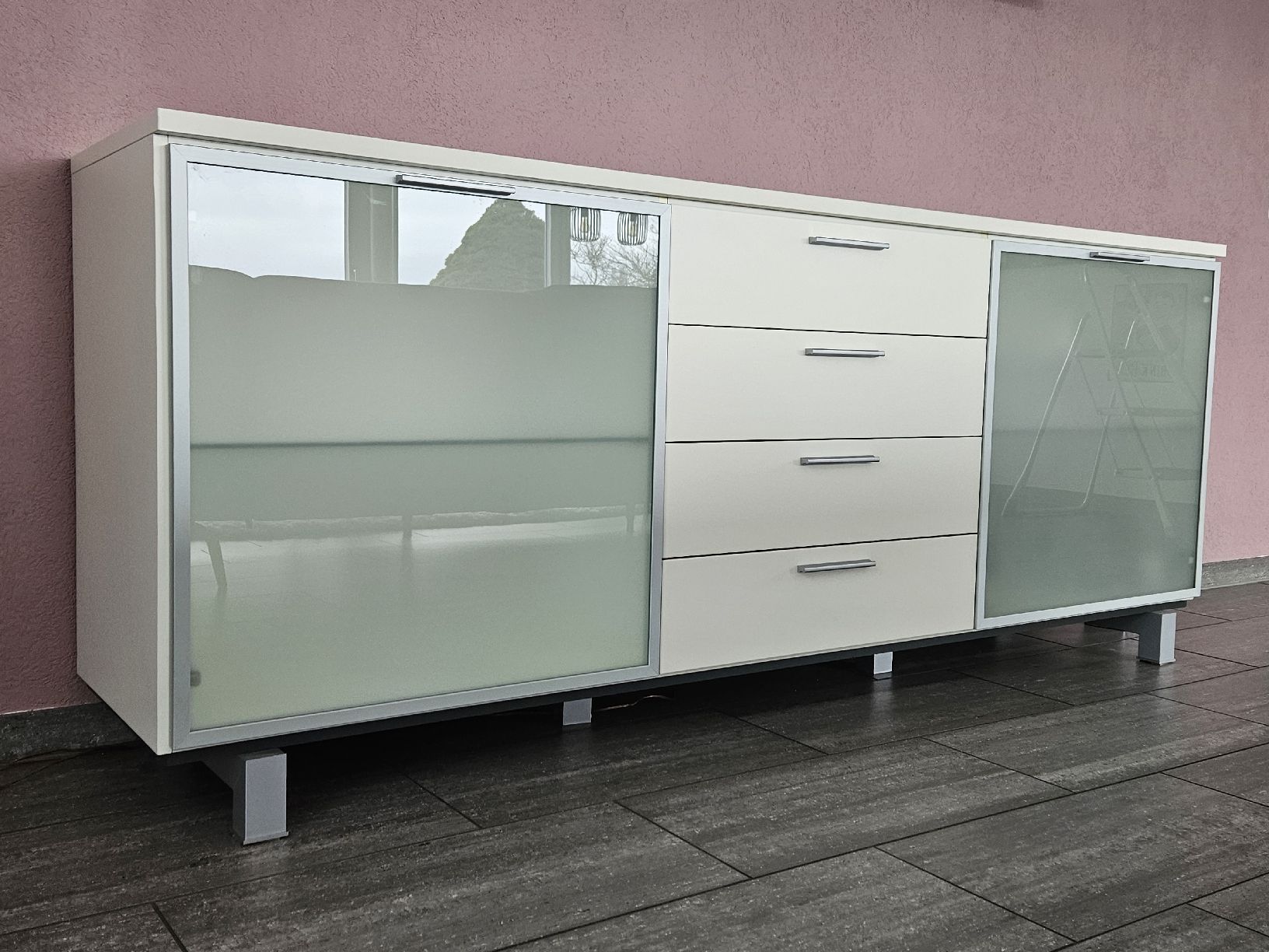 Cassettiere: Weisses Sideboard mit 2 Glastüren und 4 Schubladen – Usato da Rütihof venduto da krisma 1