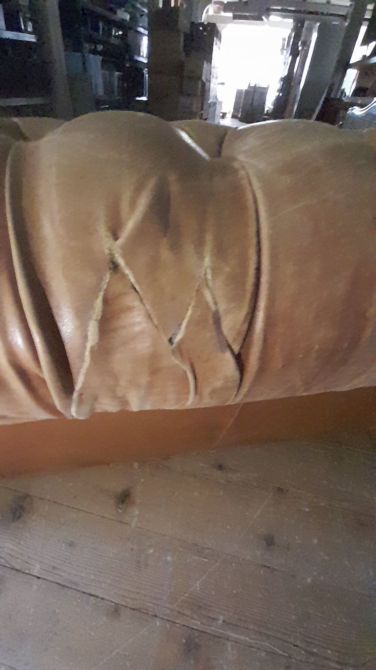 Chesterfield Divani: Chesterfield Sofa braun mit viel Patina – Usato da Hittnau venduto da v-v-onlineverkauf 7