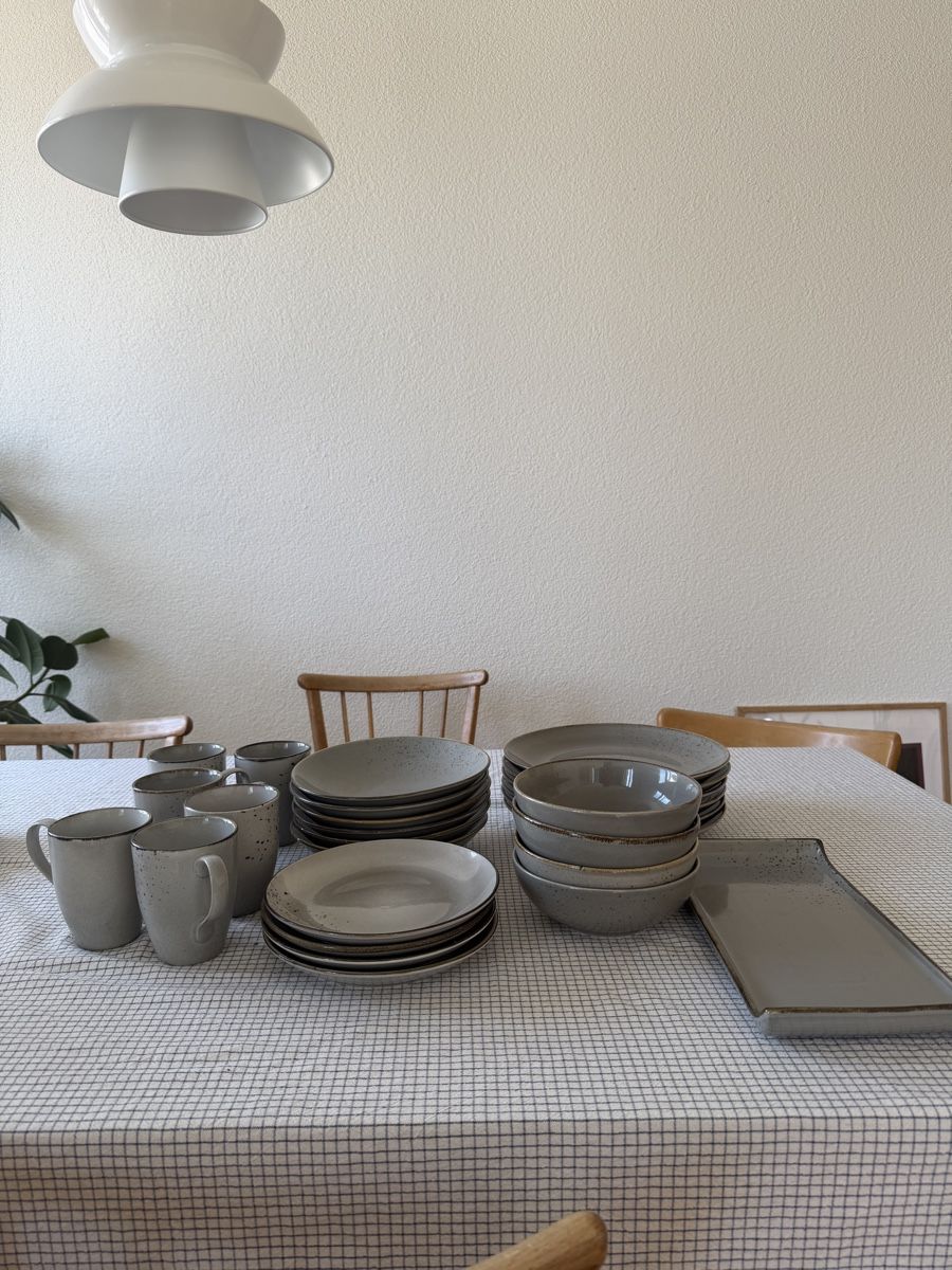 Set di piatti: Geschirrset 4/6 Personen Steinzeug grau – Usato da Zürich venduto da Nadgb1303
