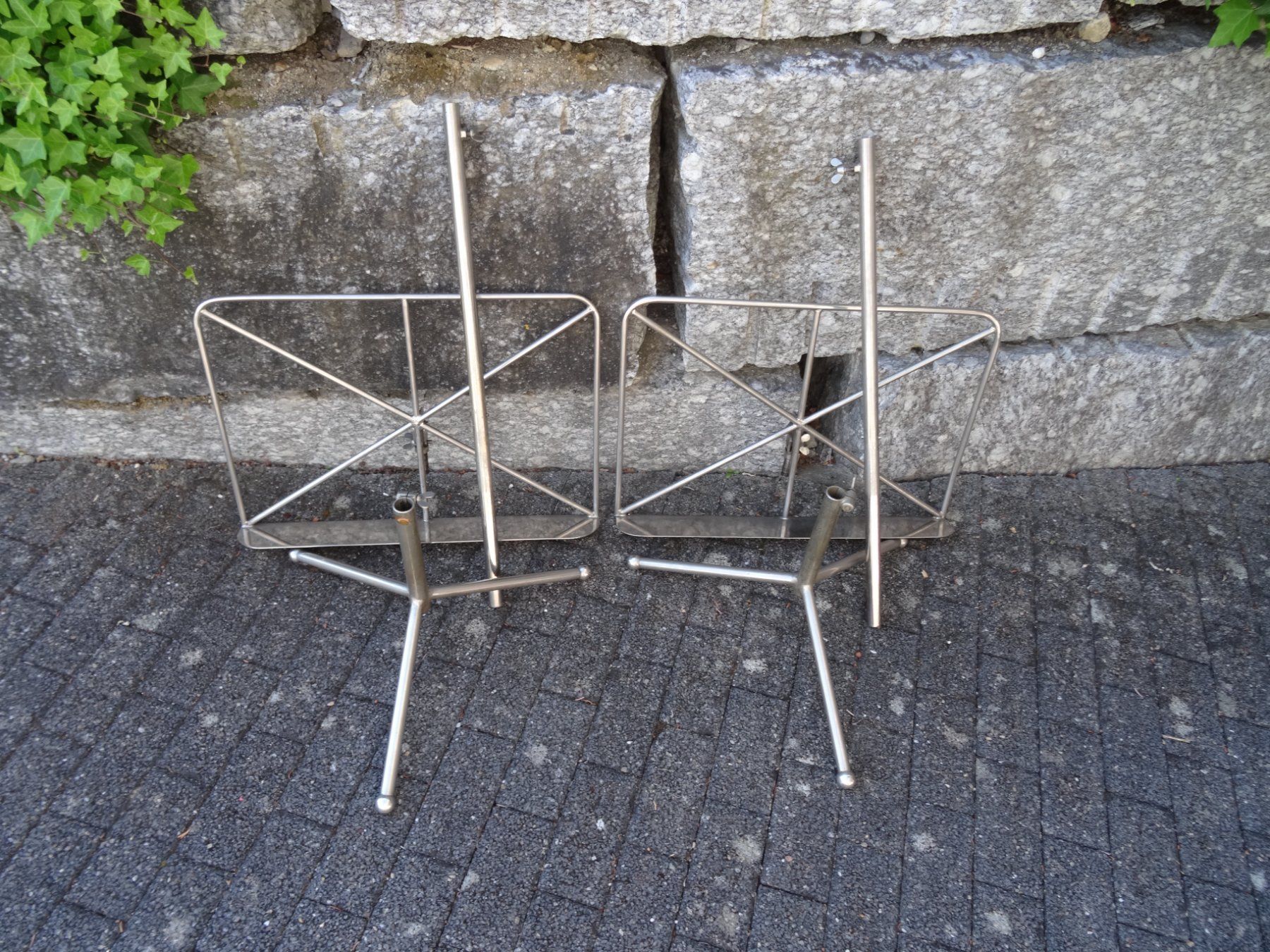 Supporti per strumenti musicali & leggii: 2 stabile Bücher- oder Notenständer aus Metall – Usato da Lupfig venduto da Hubi64 9