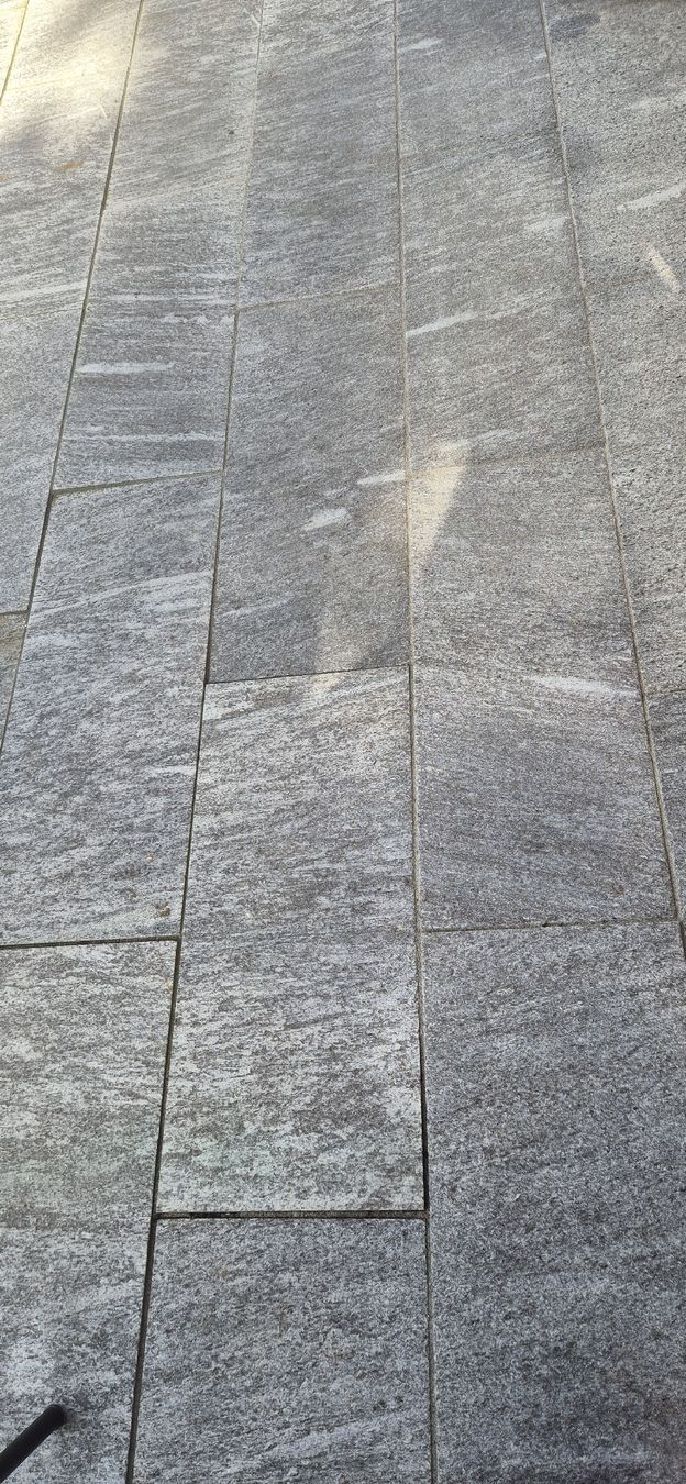 Rivestimenti per pavimenti: Bodenplatten Granit Calanca geflammt – Usato da Kriens venduto da Chei60 2