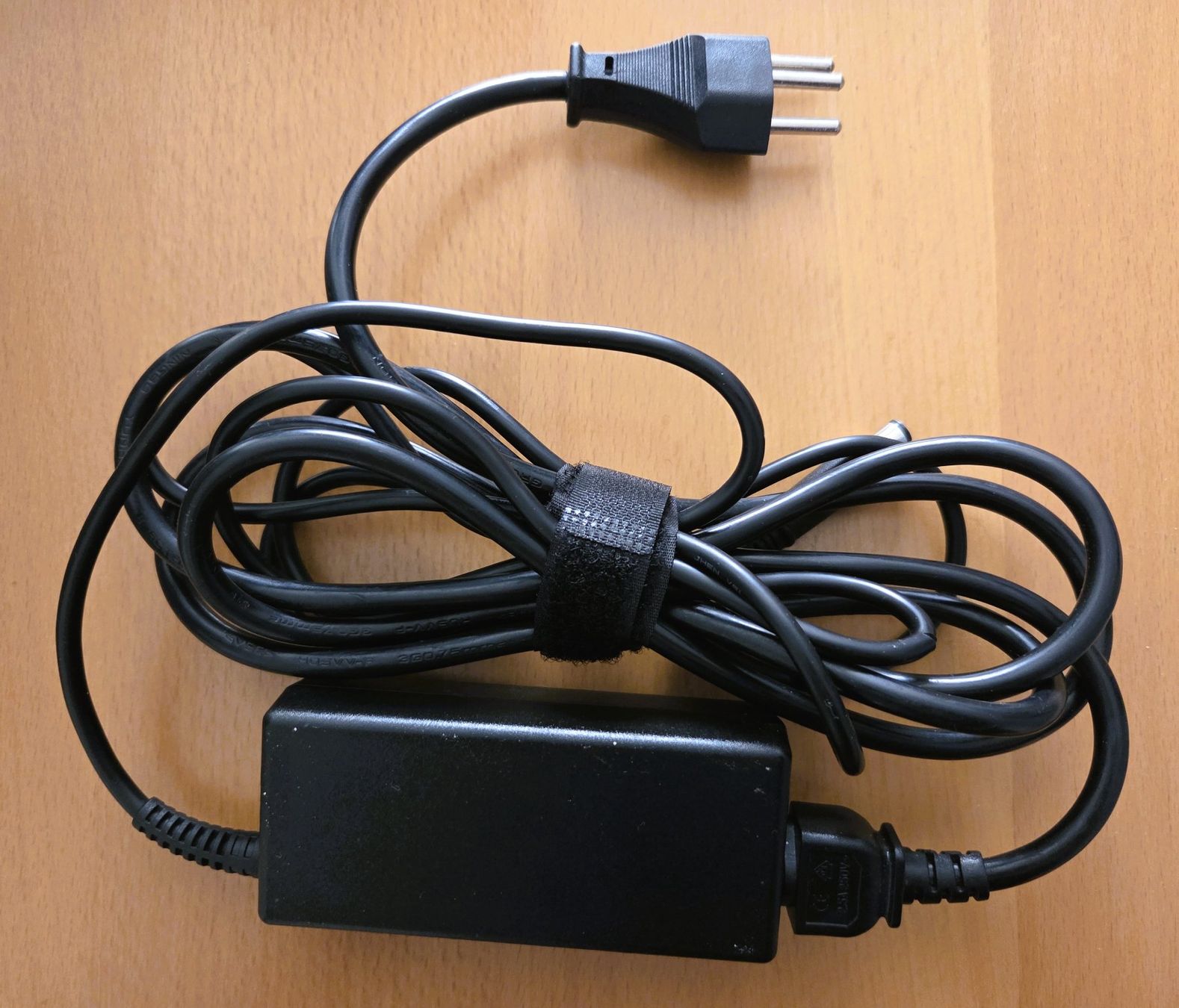 Hewlett Packard Caricabatterie: ORIGINAL HP ADAPTER 65W / HP LADEGERÄT - HP 65W – Usato da Brüttisellen venduto da Nighttrain 2