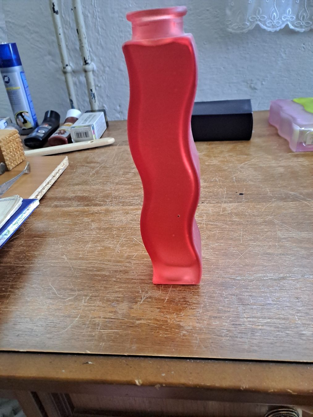 Vase & Récipients: Rote Vase geschwungene Form Glas schmaler Hals – D'occasion à Zürich par Schoebi19
