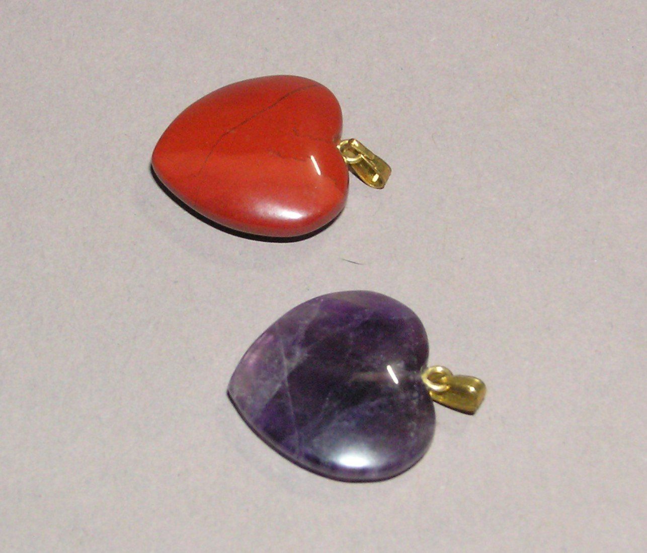 Ciondoli: 2 HERZANHÄNGER ROTER JASPIS / AMETHYST – Nuovo (secondo la descrizione) da Grenchen venduto da Antique-hunter 2