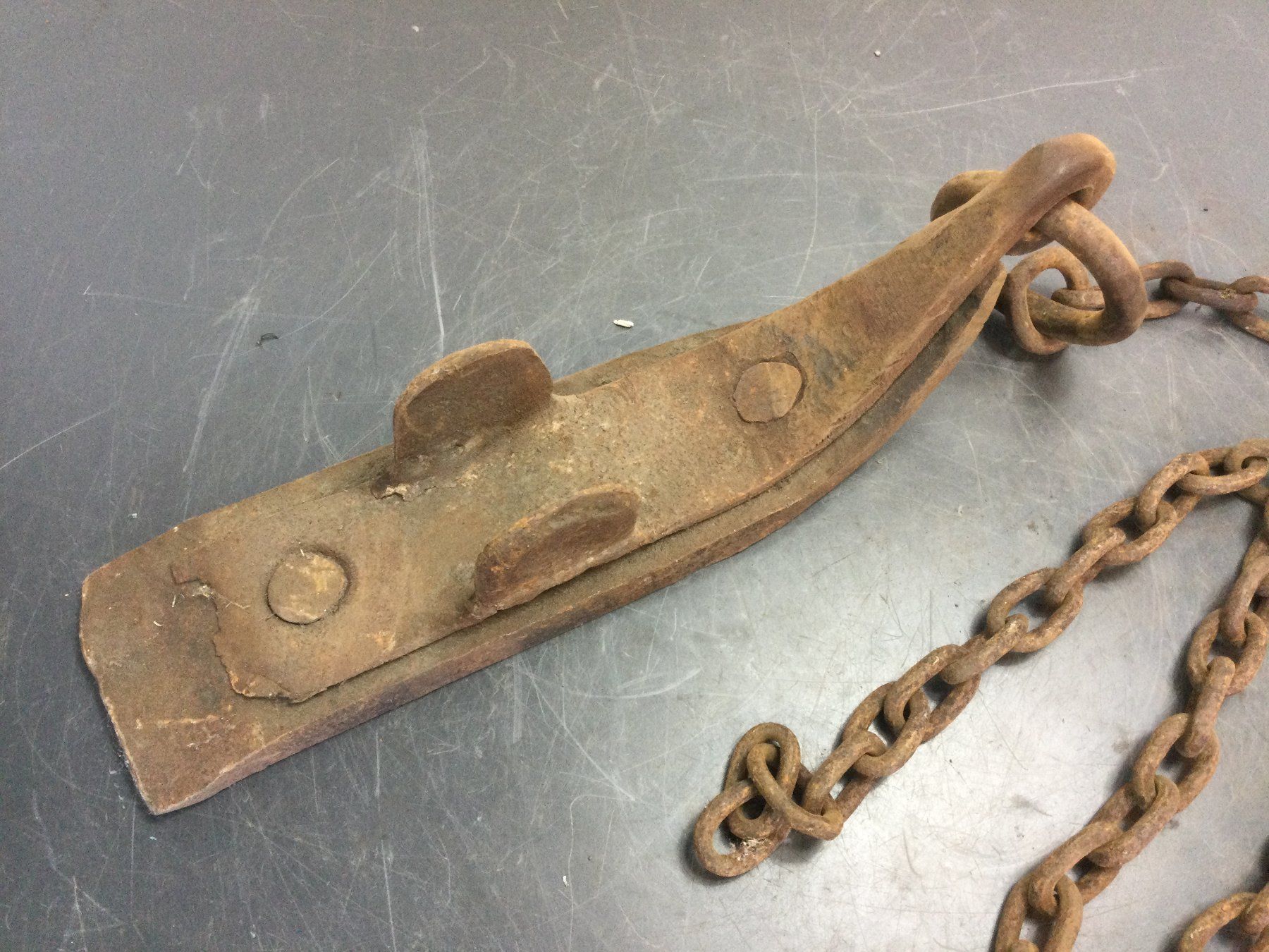 Outils anciens: Antiker kleiner rostiger Radschuh mit Eisenkette – D'occasion à Wangen SZ par kuriosum12 1