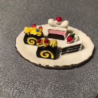 4 Stück verschied. schön verarbeitete Patisserie Sachen Pst