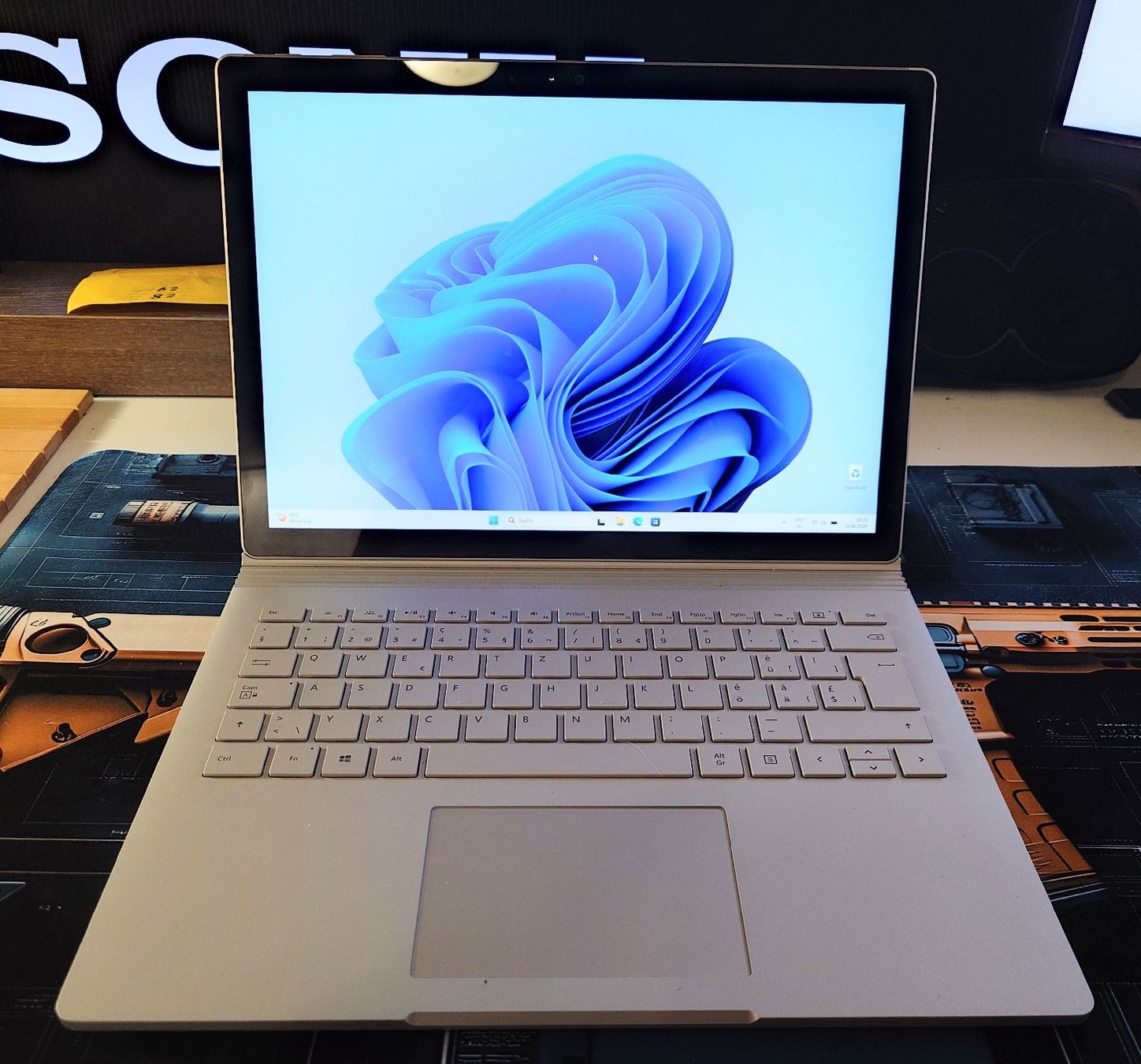 Microsoft Notebook: Microsoft Surface Book | i7 | 8GB | 256GB SSD | Win 11 Pro  – Nuovo (secondo la descrizione) da Ennetmoos venduto da Faders
