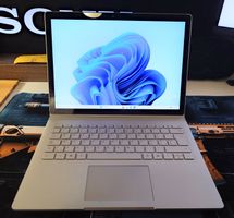 Microsoft Surface Book | i7 | 8GB | 256GB SSD | Win 11 Pro 