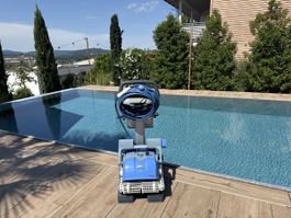 Poolroboter Dolphin M500 mit Zubehör (gepflegter Zustand)