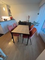 Esstisch aus Holz mit vier Stühlen, sehr guter Zustand