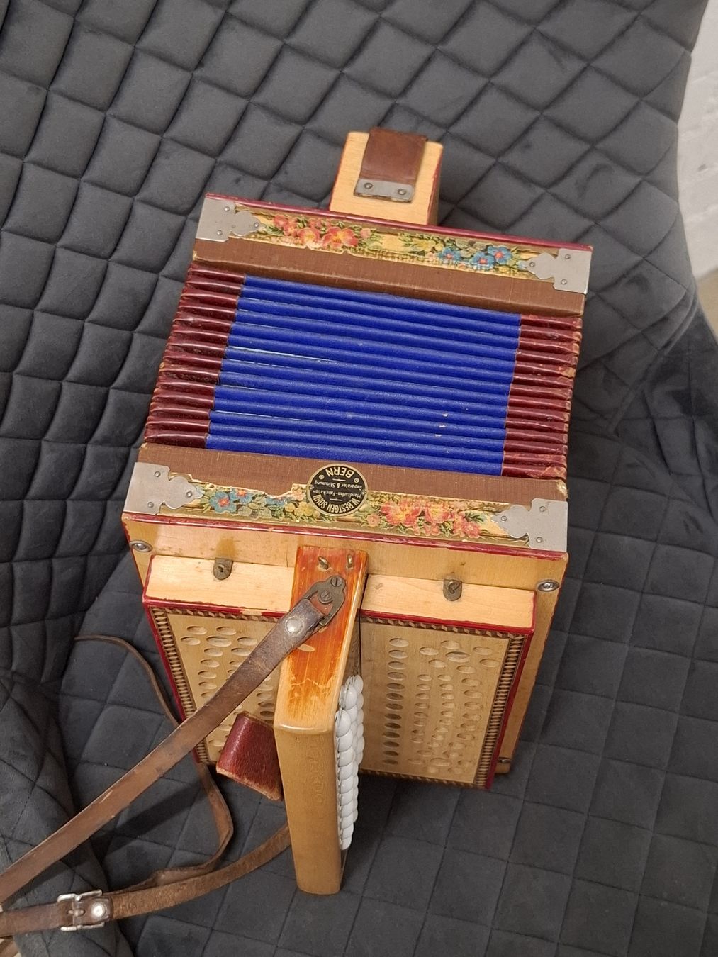 Musikinstrumente: schwyzerorgeli 8 basse – Gebraucht aus Villeneuve von BibiVintage 5