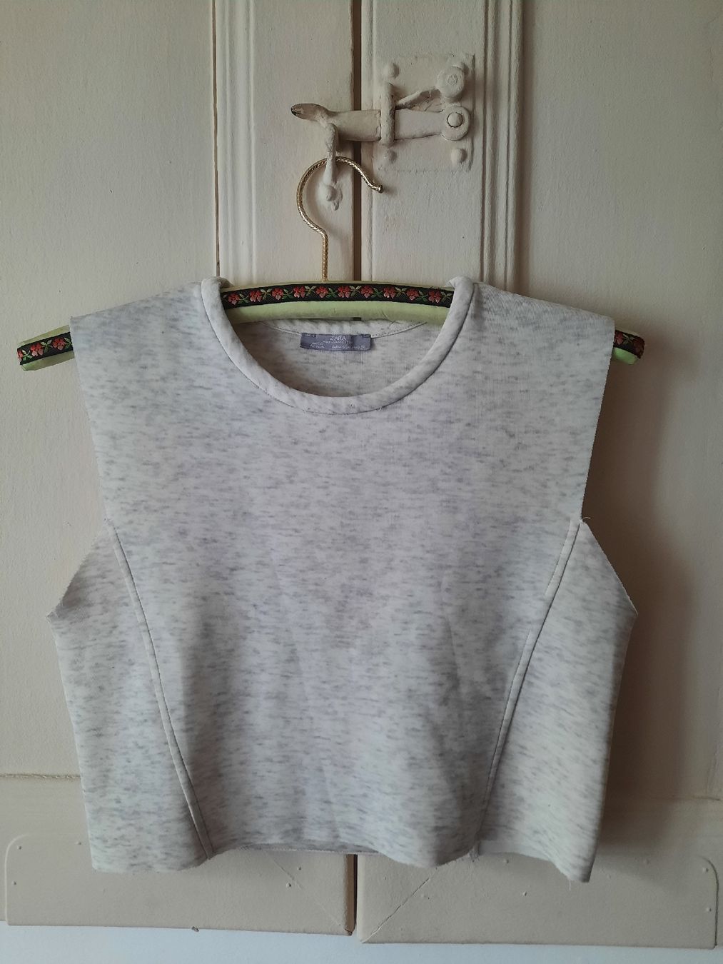 Zara Top: Top gris chiné – Usato da La Chaux-de-Fonds venduto da cel_k2b7
