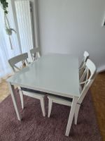 Tisch mit Stühle