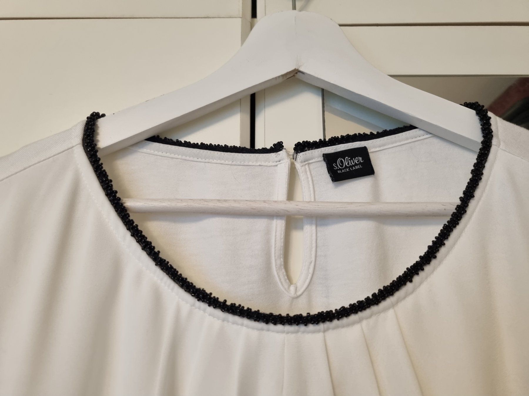 S.Oliver T-shirt: S.Oliver weisses Shirt mit schwarzen Perlen L – Usato da Beckenried venduto da lou_two 1