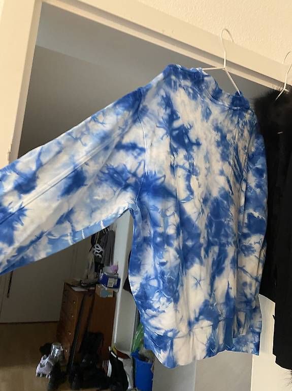 Weekday Pullover & Sweatshirts: Sweater blau Batik Pullover dunkelblau – Gebraucht aus Bern von n-dine 1