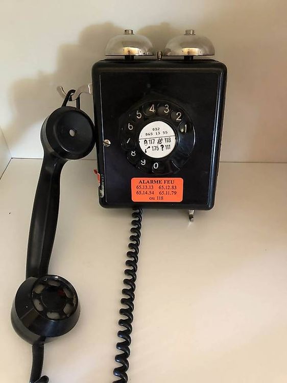 Ancien téléphone PTT à cadran rotatif avec écouteur colori marron - Collection