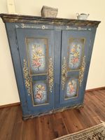 Schrank mit Blumenmalerei und Schriftzug