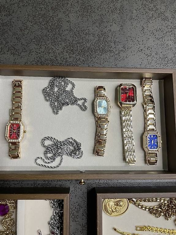 Autres bijoux: Schmuckkästchen inklusive Schmuck  – D'occasion à ossingen par franco057 3