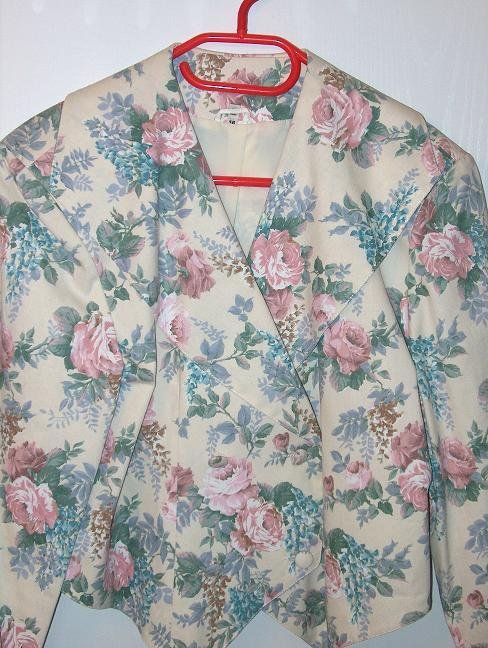 Giacche: Neu: Spenzer-Jacke écru mit Blumenmuster Gr.40/42 – Nuovo (secondo la descrizione) da Uznach venduto da Laeuffer 1