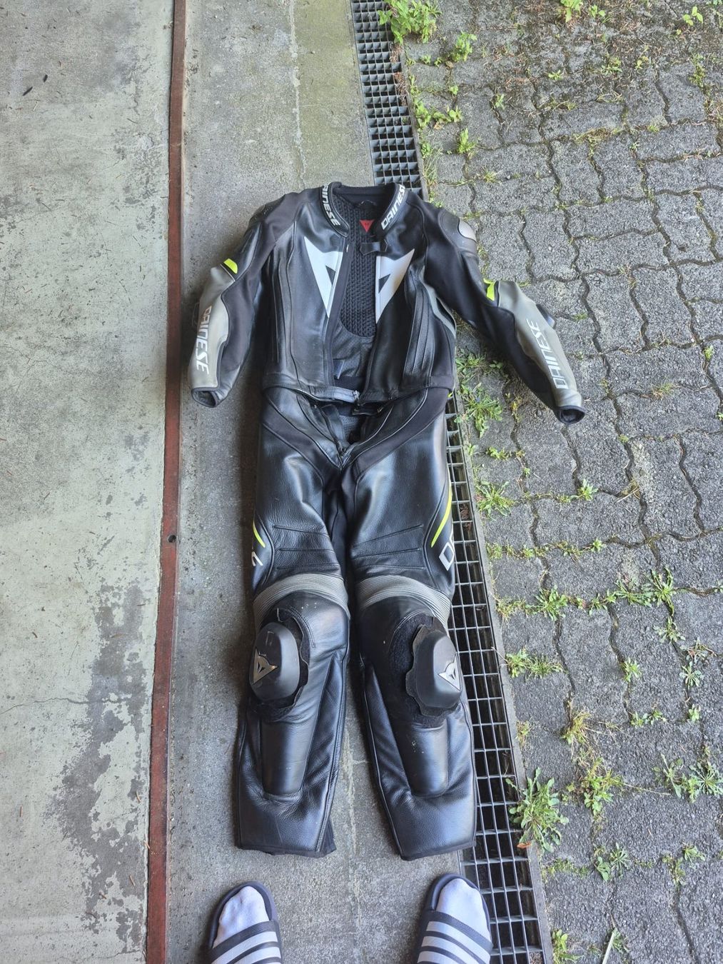 Dainese Completi: Lederkombi Dainese Grösse 48 – Usato da Düdingen venduto da lar_sj2b