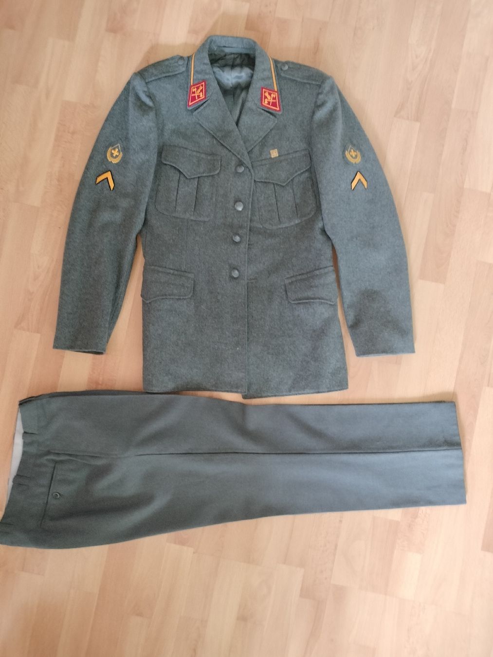 Schweizer Armee Uniformi: Antike Schweizer Armee Militär Uniform – Usato da Schwanden Sigrisw venduto da cadieux71