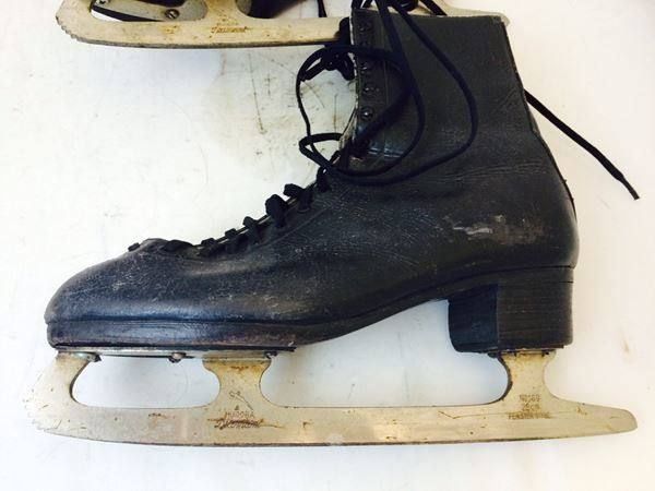 Pattini da ghiaccio: Schlittschuhe schwarzes Leder/ Holz ! – Usato da Brügg BE venduto da rutschimedizin 1