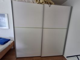 Schrank mit Schiebetüren 