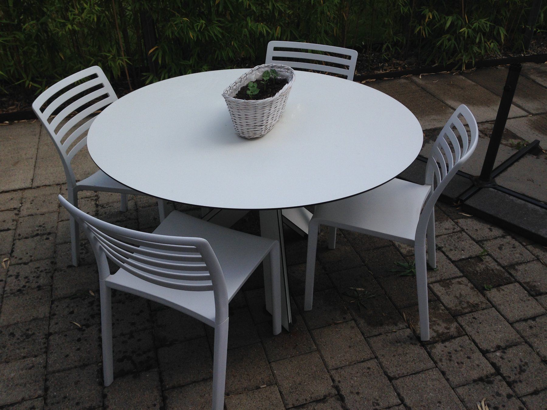 Tavoli: Garten-/Balkontisch rund weiss mit 6 Stühlen – Usato da Küttigen venduto da smiley333 1