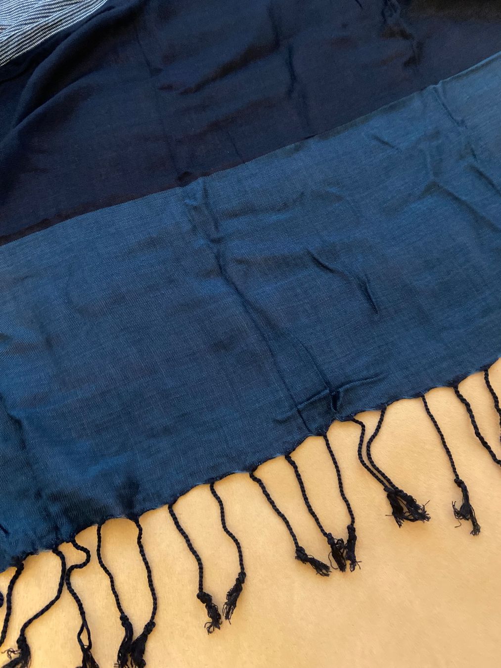 Foulard & Sciarpe: Écharpe Armand Thiery – Nuovo e nell'imballaggio originale da Les Breuleux venduto da Ljldm01 1