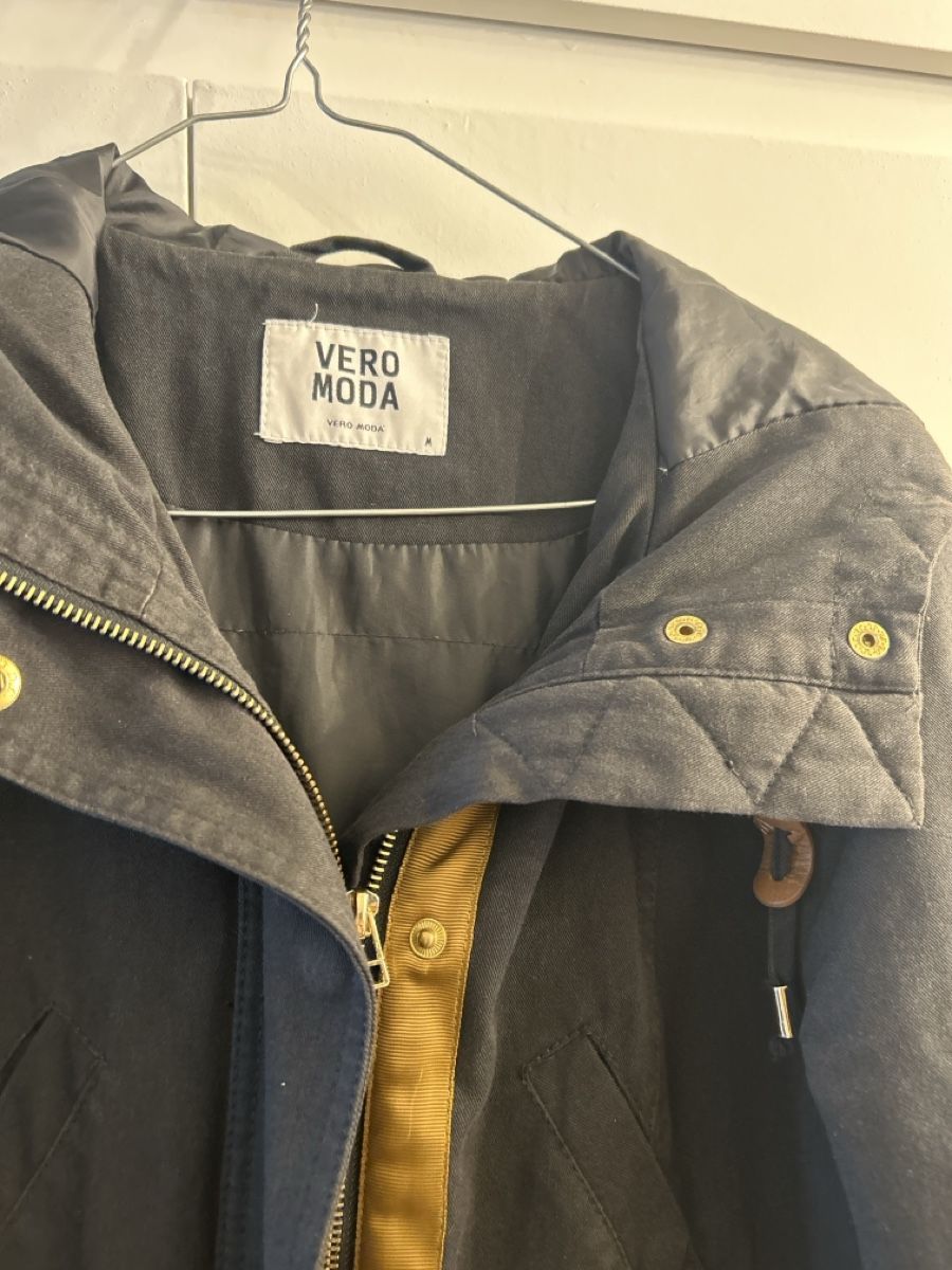 Vero Moda Giacche: Vero Moda Black Hooded Jacket – Usato da Marly venduto da redinaber 1