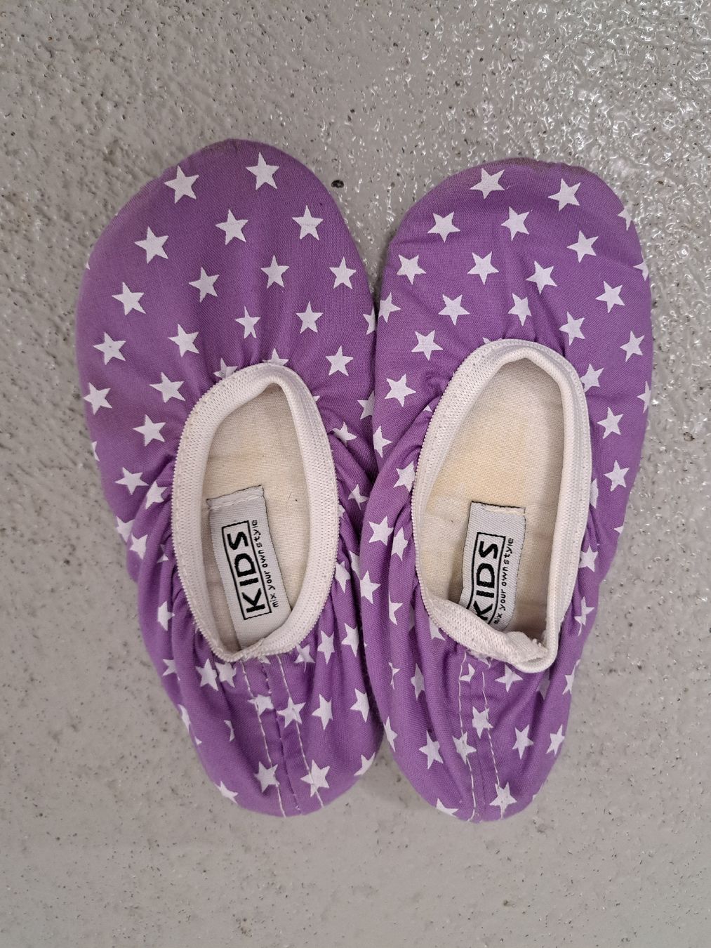 Schuhe für Jungen: Kinder Gerätschuhe, Turnschläppchen, Gr. 24 – Gebraucht aus Bergdietikon von Staphylococcus