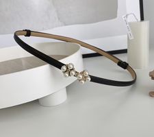 Elegante Damengürtel, schwarz, mit Perlenapplikation.