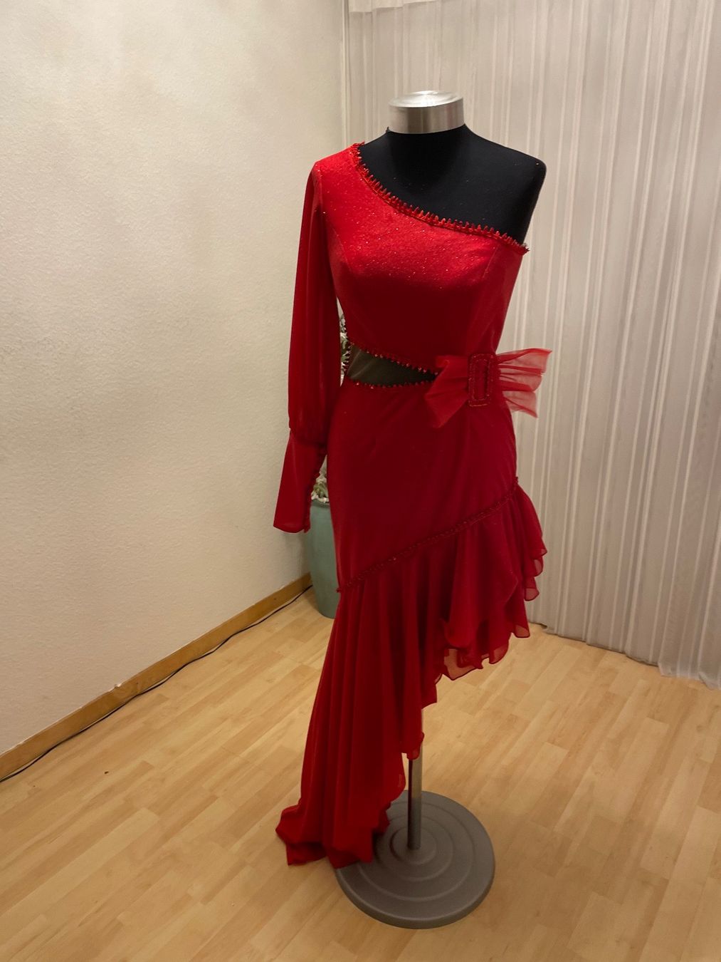 Robes: abendkleider – Neuf avec emballage d'origine à Oberglatt ZH par Azurra 9