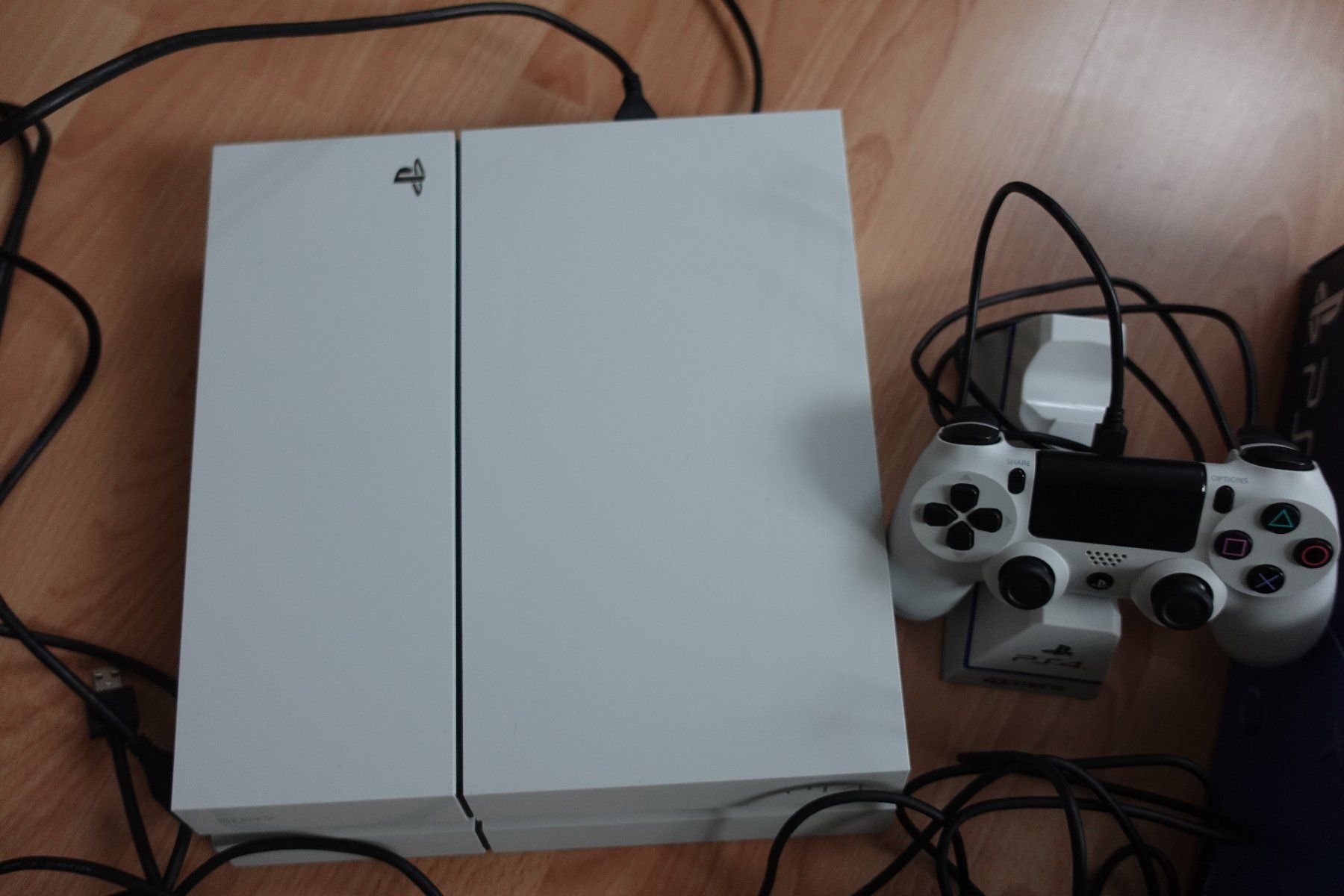 Sony Console: PS4 White Game Konsole inkl. Spiele, Controller, Kamera – Usato da Ettiswil venduto da maimaiswiss 2