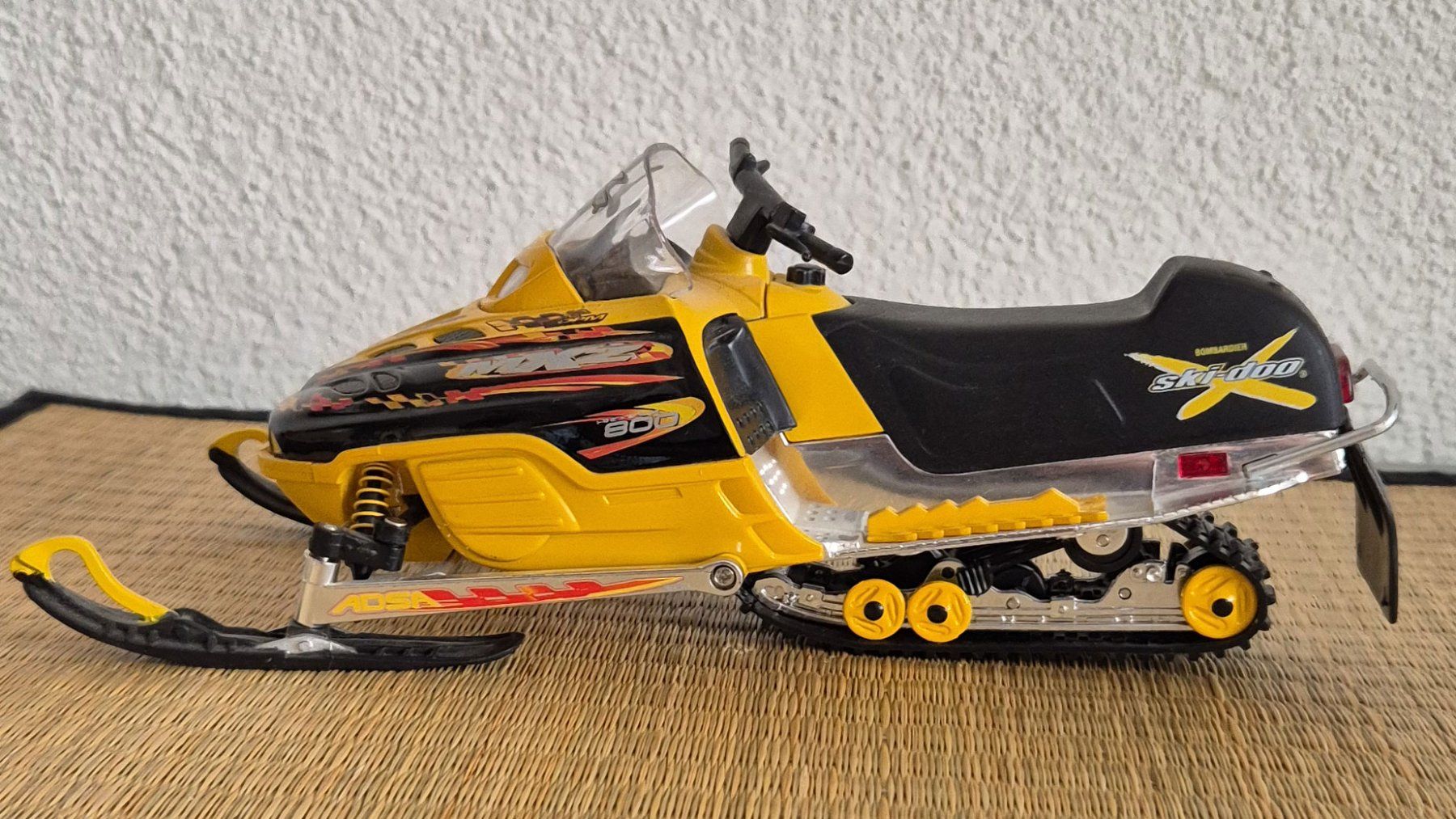 Giocattoli: New-ray Ski-doo MXZ 800 Snowmobile von 2002 – Difettoso da Dübendorf venduto da Povo 2