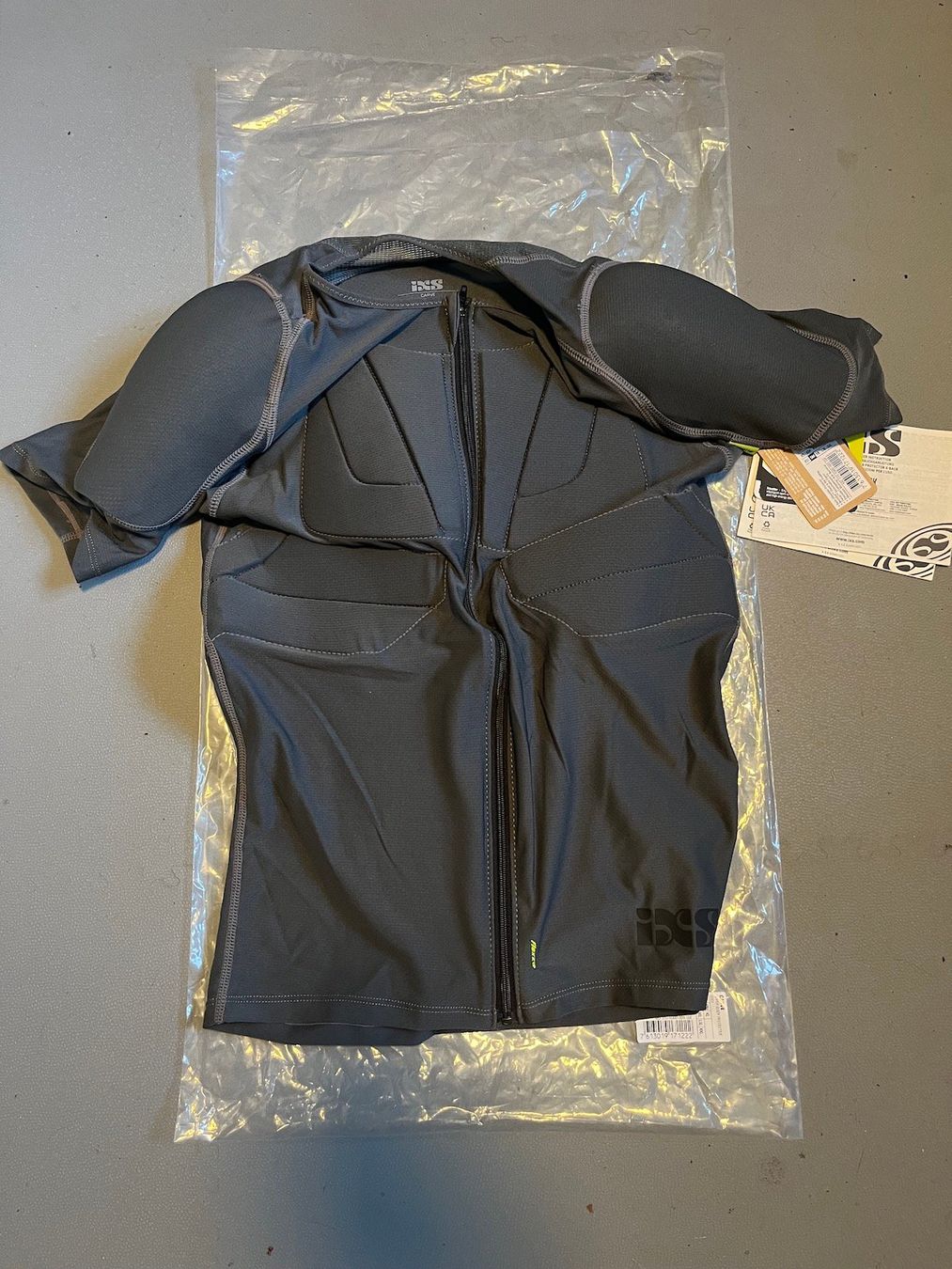 Canottiere & Pantaloni: IXS Carve Upper Body Protective Gr. S/M – Nuovo e nell'imballaggio originale da Massongex venduto da thn311 1