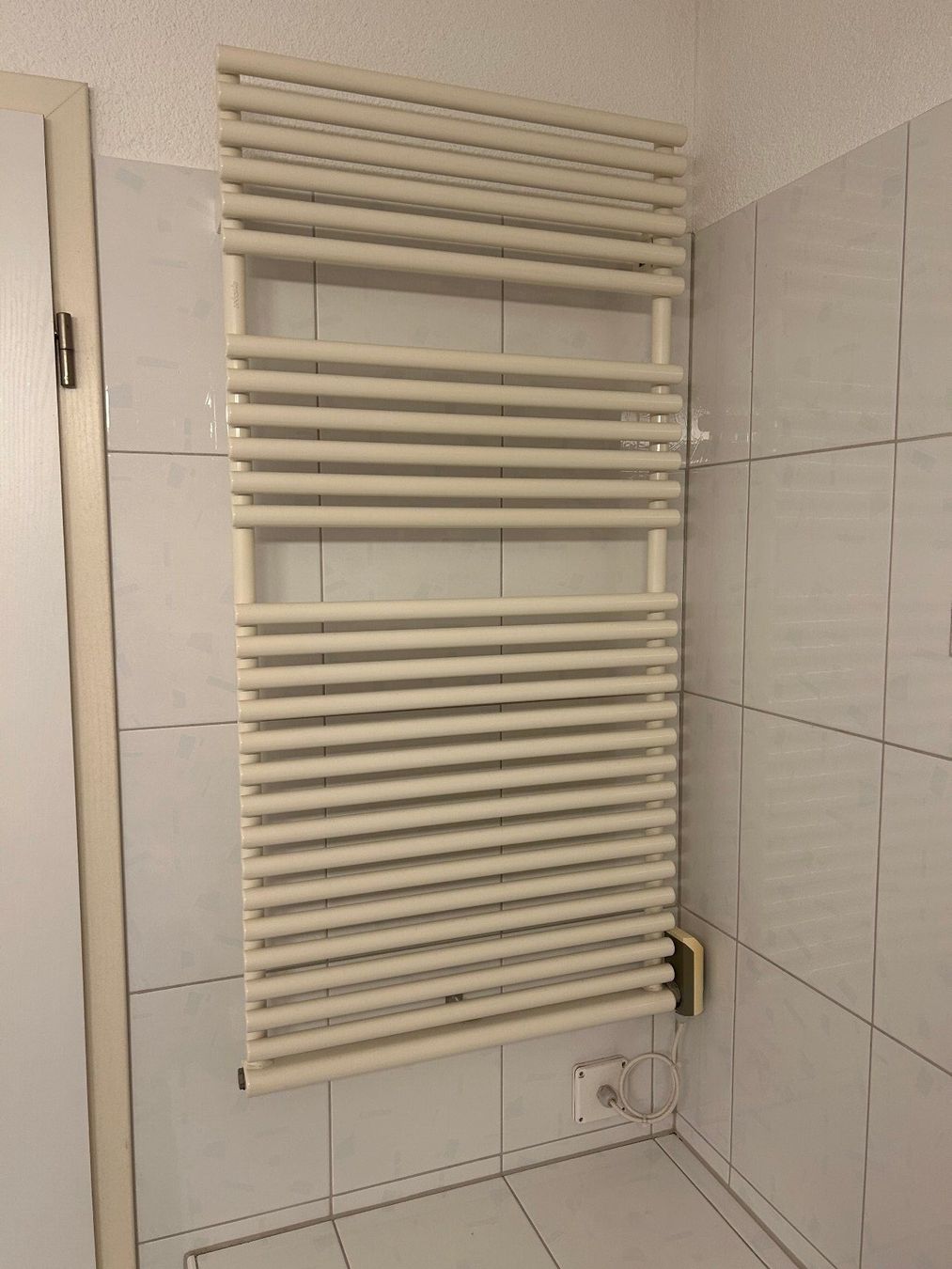 Portes-serviettes: Handtuchradiator elektrisch beheizt – D'occasion à Wiesendangen par Klewasu