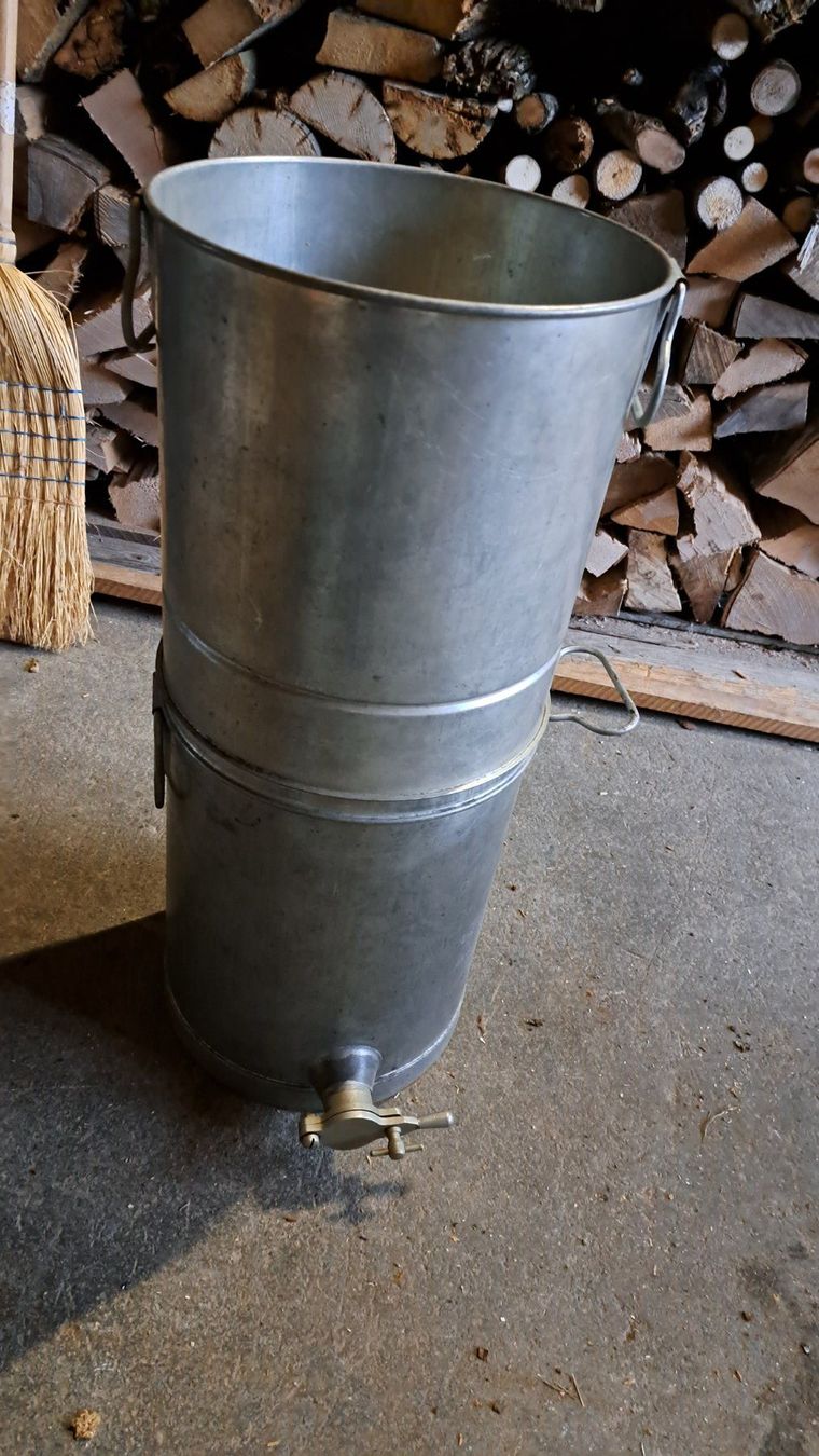 Altro per la casa: Honigeimer mit Aufsatz, mit Sieb, Deckel und Quetschhahn – Usato da Altnau venduto da willpower71 2