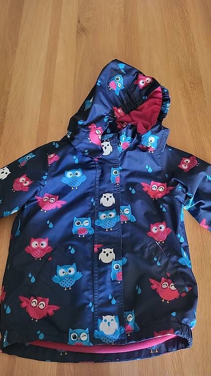 Tchibo Giacche & Cappotti: Regenjacke gefüttert Eule Gr. 122/128 – Usato da Gettnau venduto da Federwind