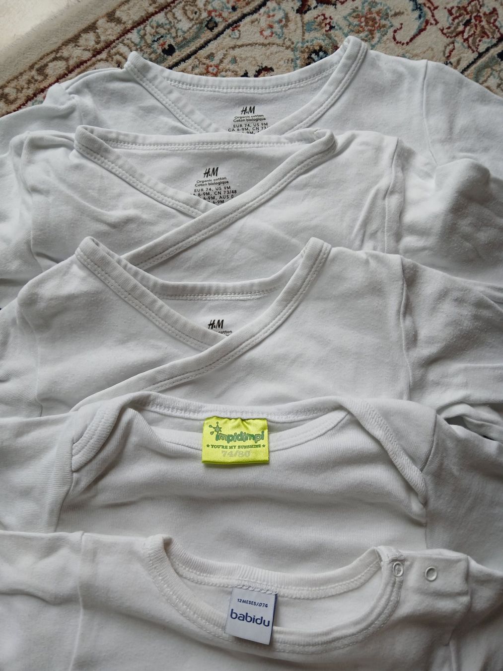 H&M Lotti & Set di vestiti: 5 weisse Bodies Grösse 74 – Usato da Bremgarten AG venduto da Finoae 1