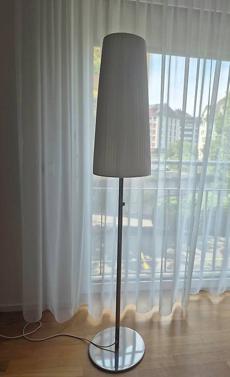 Lampade: IKEA Stehleuchte  silber mit cremefarbenem Stoffschirm – Usato da Sarnen venduto da AndreaE. 1